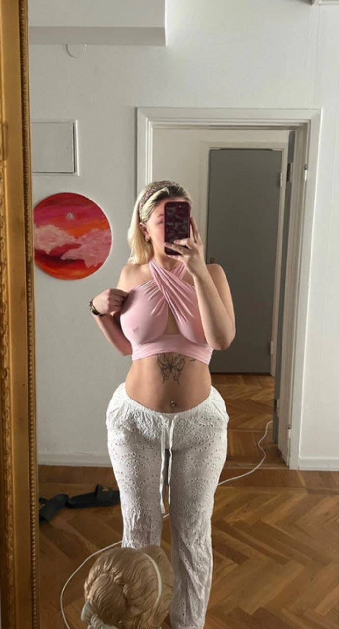 Click to view full size Swedish influencer Alva Angelina
