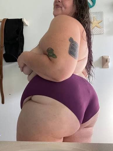 White booty vs black booty. Who wins?