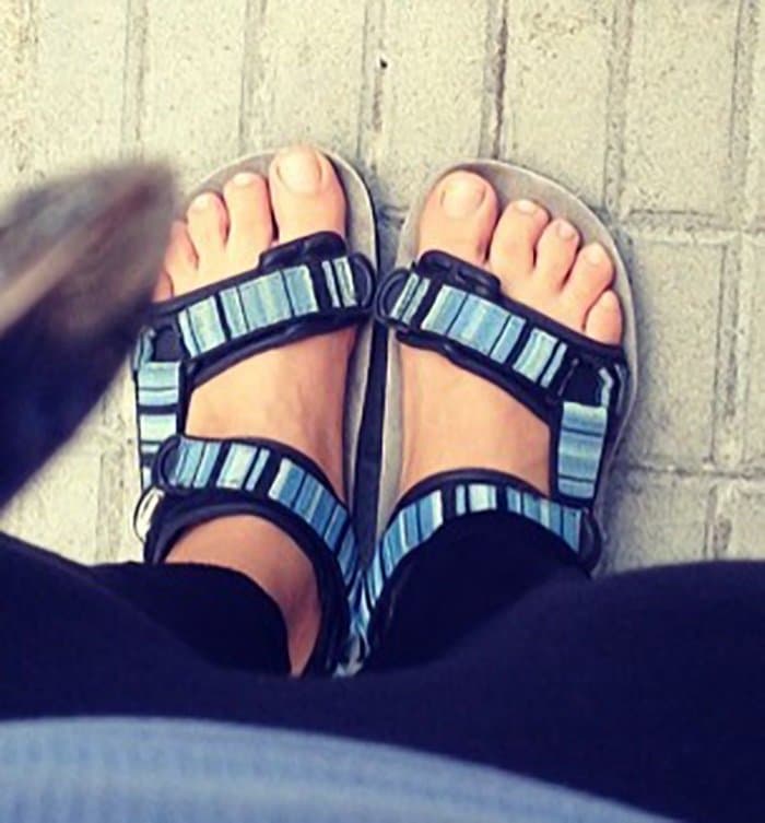 Sis feet free repost