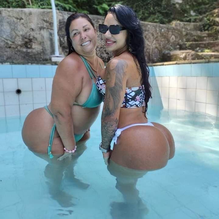 Vi essa coroa rabuda e gamei, adoro assim rabuda e carnuda. Gozei forte pra essa rabuda.