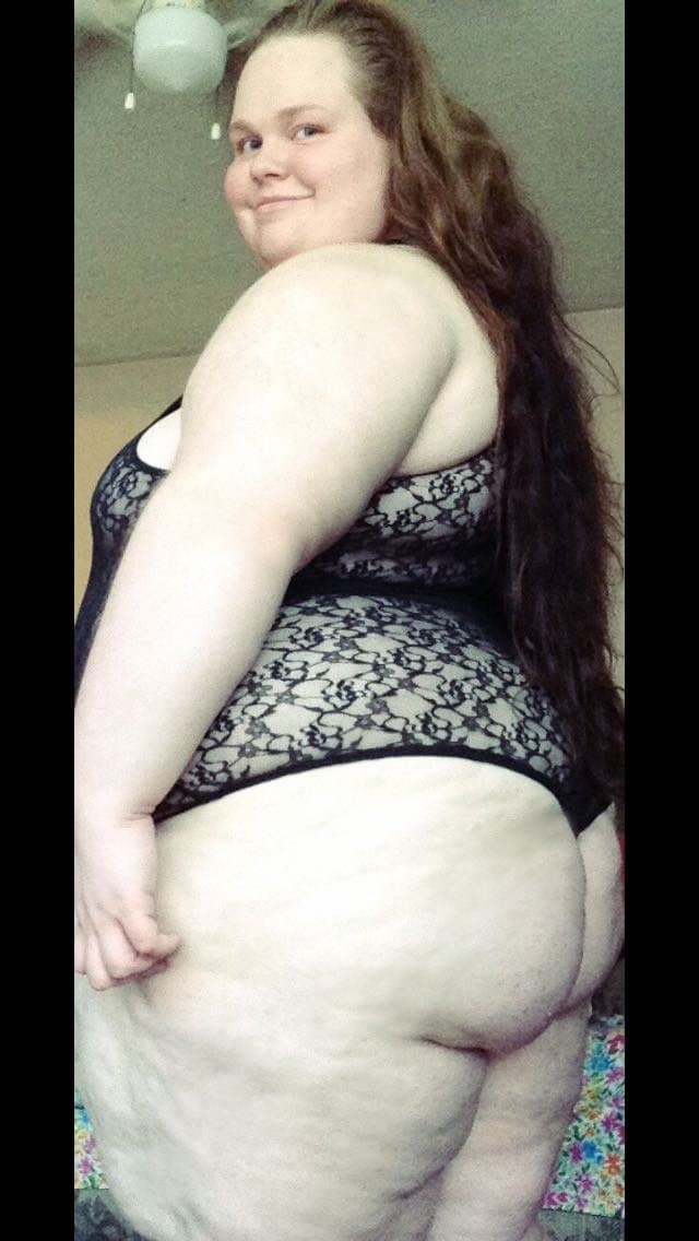 SSBBW shows off her big fat ass