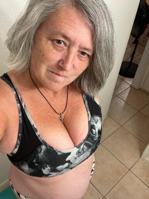 Nymphomaniac GILF Carrie
