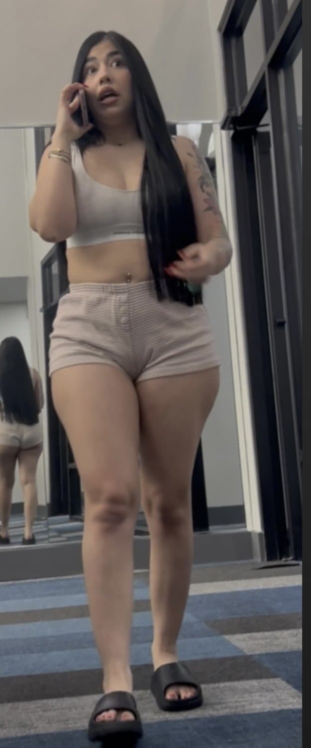 GYM LATINA in SHORT SHORTS SHOWING CHEEK