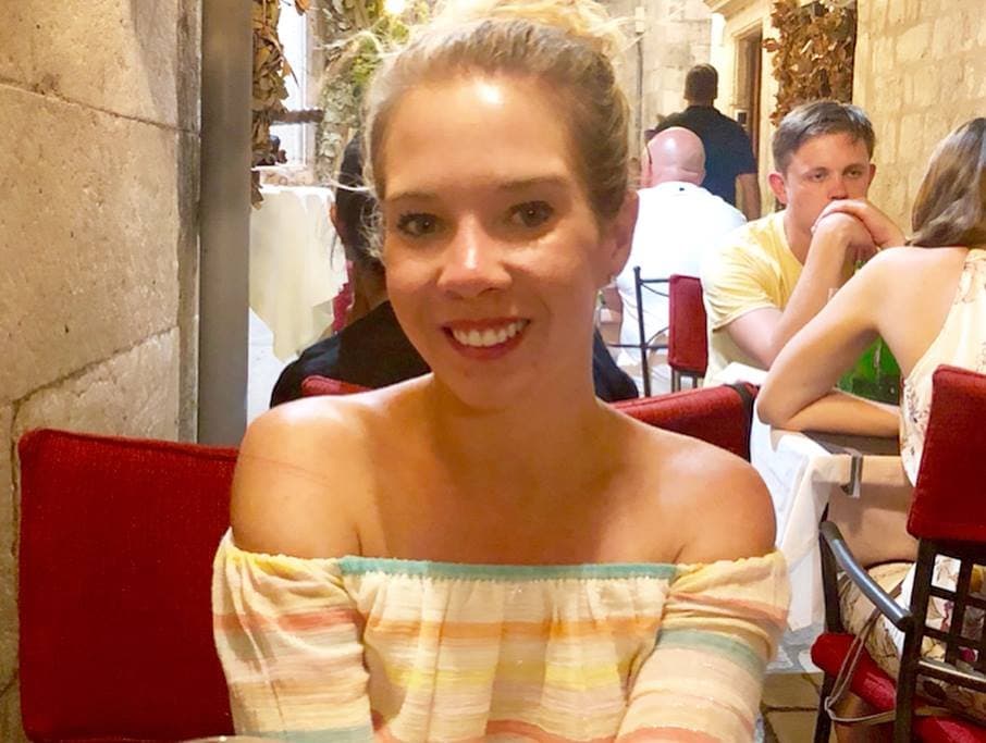 Small tits girl showing boobs at GGW