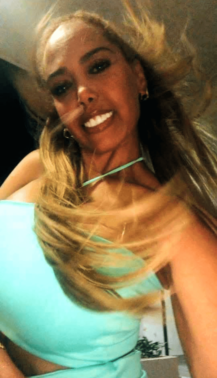 LES PRESENTO A MI TIA ESTA RIQUÍSIMA VIVE EN COLOMBIA EN OCASIONES TENGO SEXO CON ELLA MAMA RICO