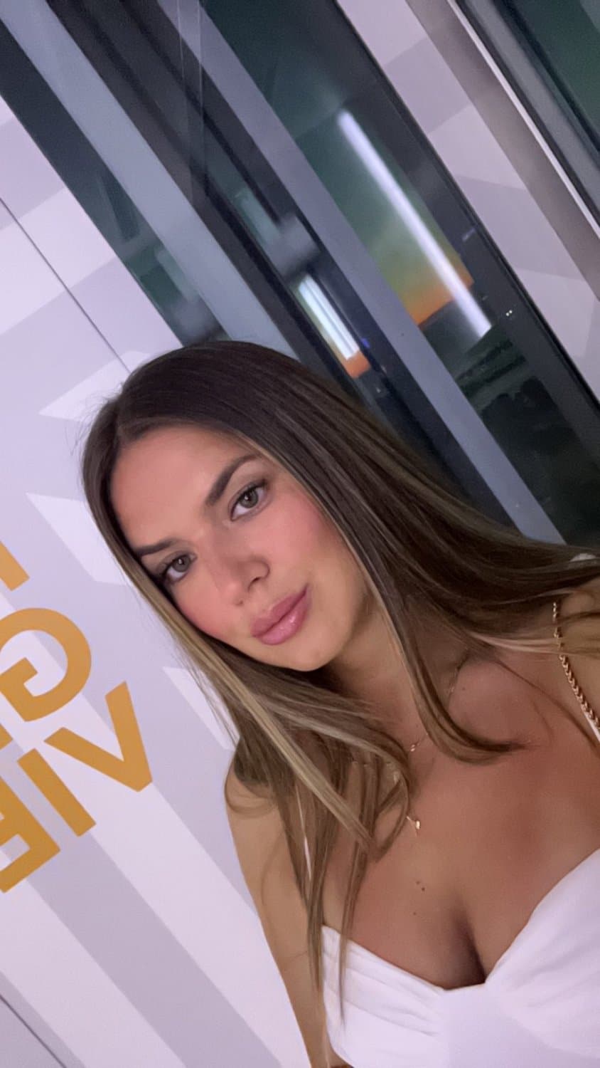 Hot bosnian slut with a great Body and nice legs and feet - footjob and cumface