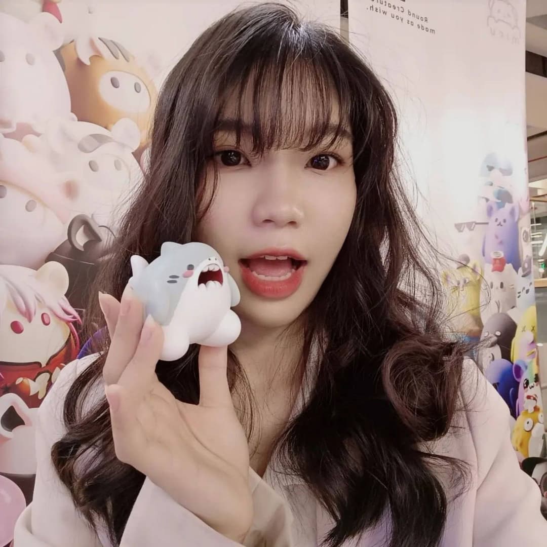 Sexy Big boobs Thai college babe shows her hot and busty body on Instagram