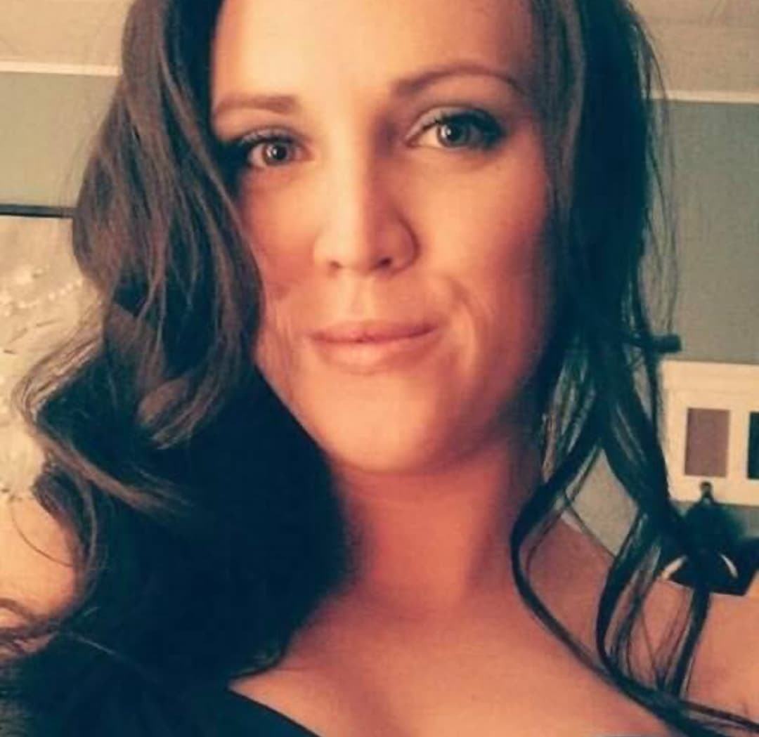 Click to view full size Slut Nurse wants to pull a train LeAkEd