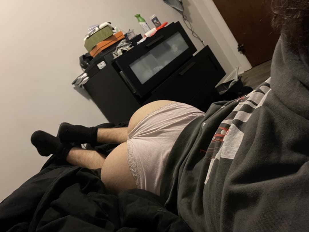 Sittin on my 9 inch dildo jerking off my soft dick to trans girls