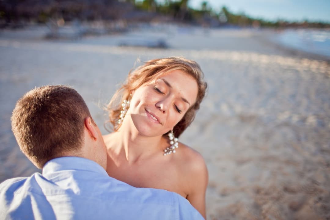Photoshoot married wife on the beach