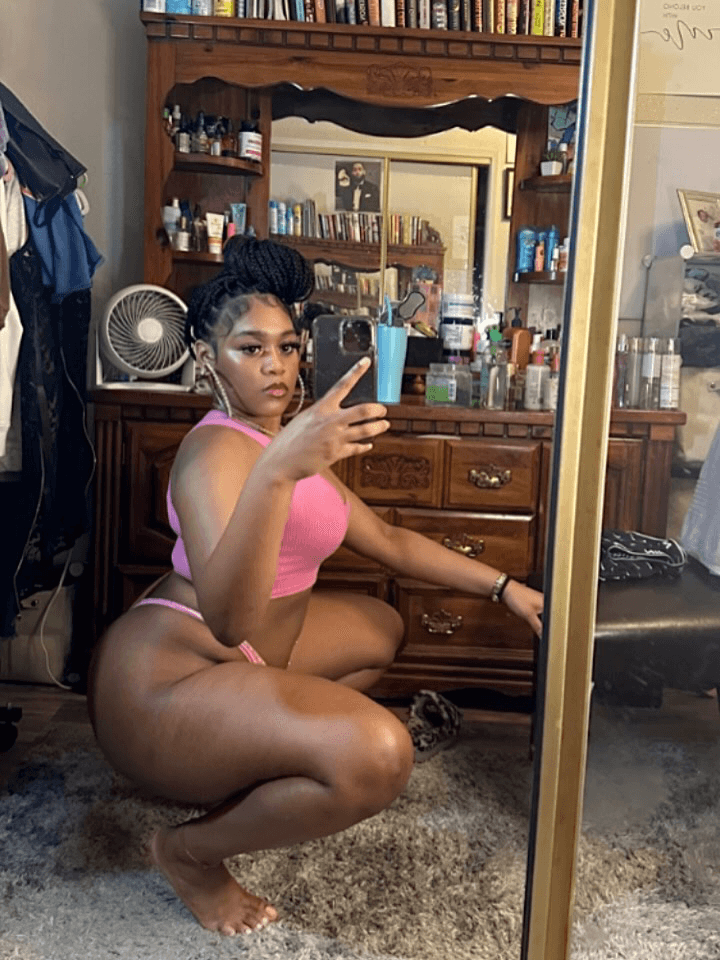 Big booty black chocolate baddie from LA shaking that monkey