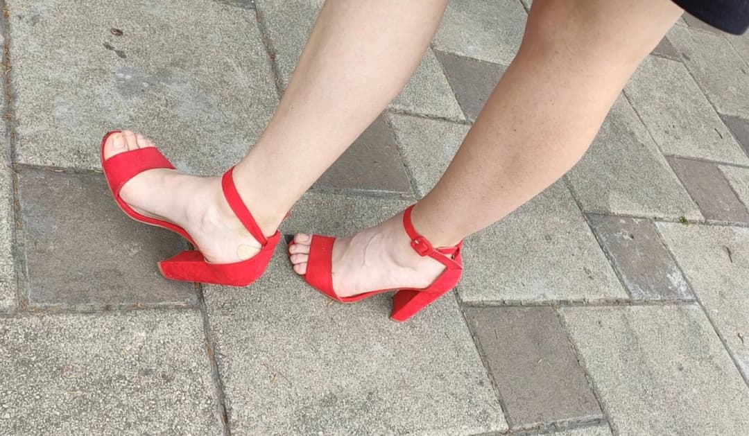 Hot slut - sexy feet. Foot fetish legs. high heels