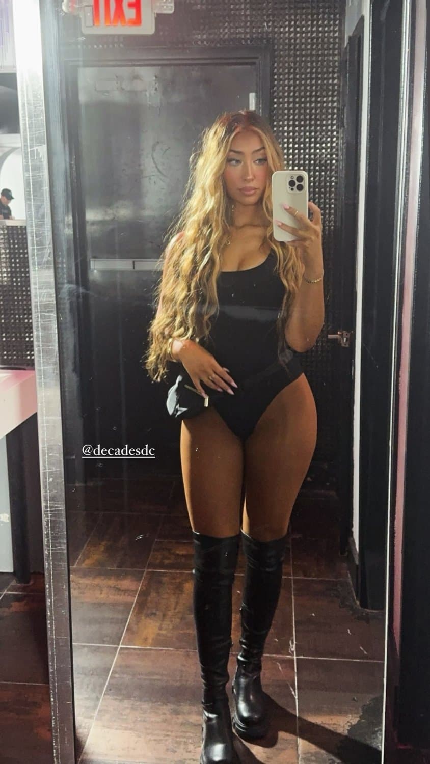 Click to view full size Sexy brunette with a sexy body