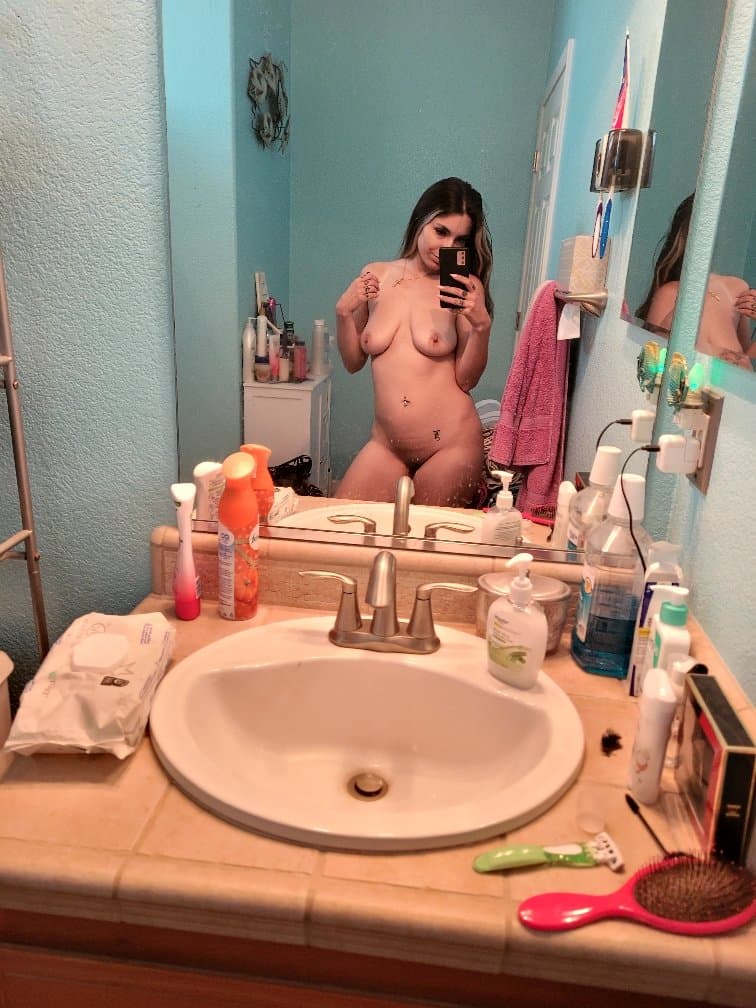 Cumslut Latina from Sacramento slimthick body spreading ass