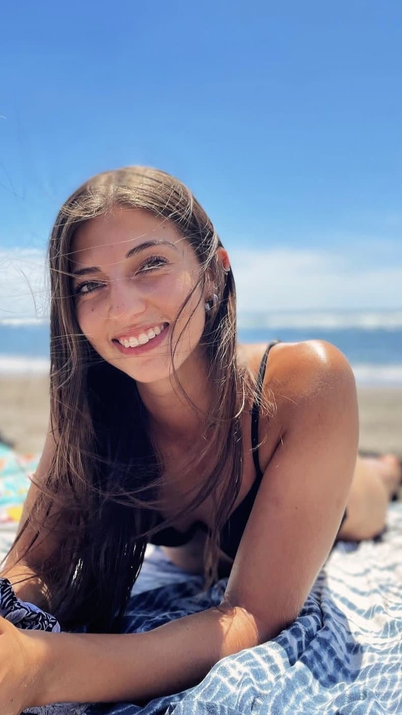 Pendeja puta chupando con corrida en la boca