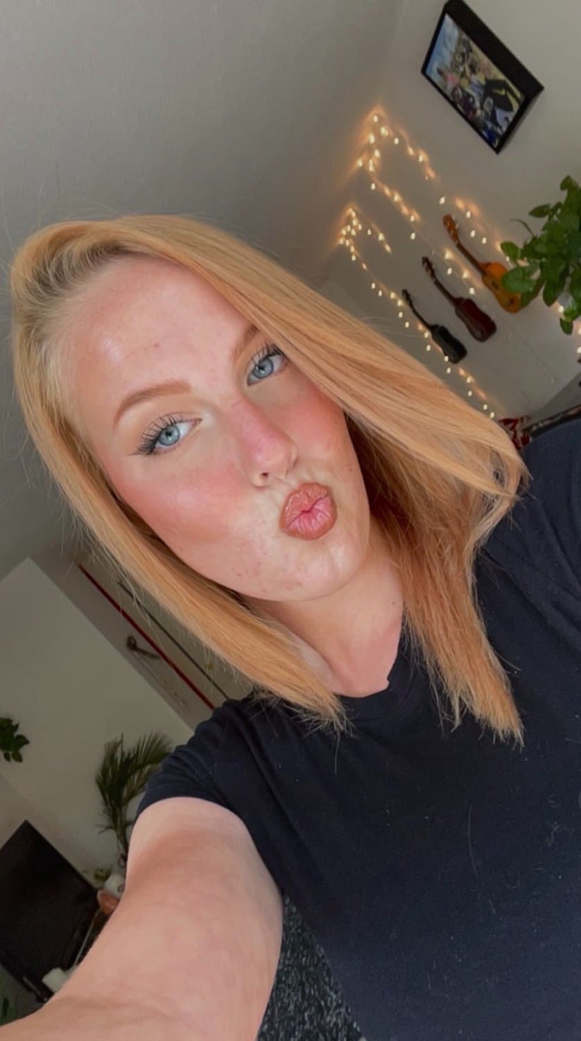 Lisa (22F, USA) adorable blonde cutie with a perfect pair of perky tits first time sharing nudes