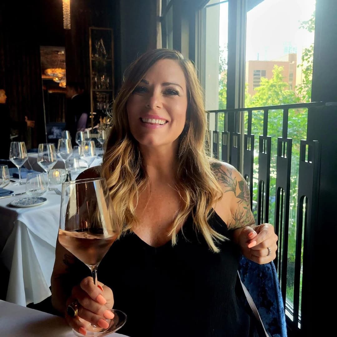 If anybody could find more pics of lesbian Heather’s bare tits in public that would be great