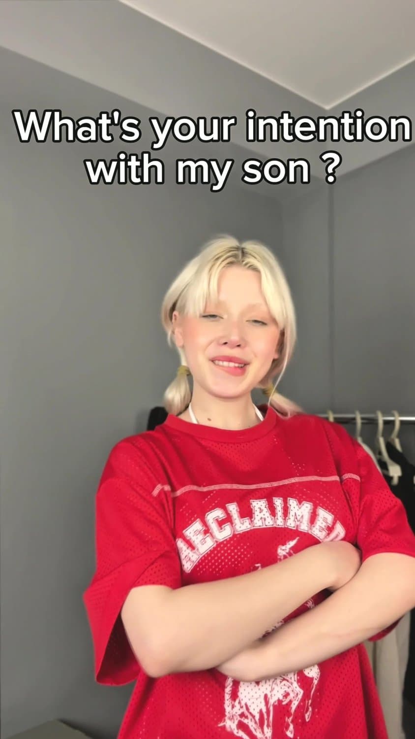 ?Blonde MILF eyes you devouring my banana?? Sexy tease on OF! ??