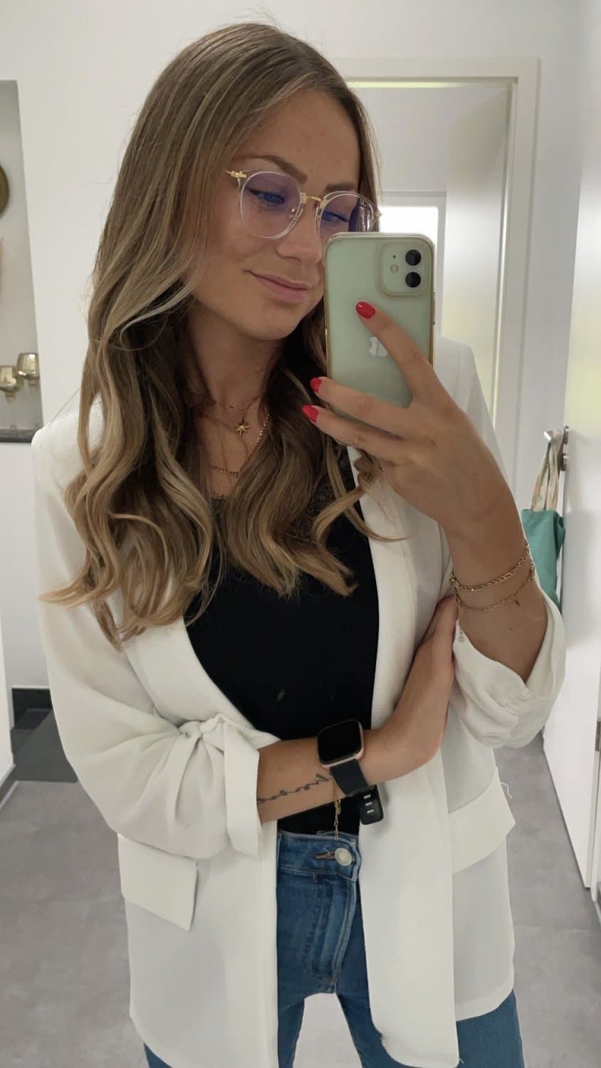 Click to view full size Annika die geile schlampe, dreckige Hure geht Ehemann fremd und macht die Beine für Ausländer breit