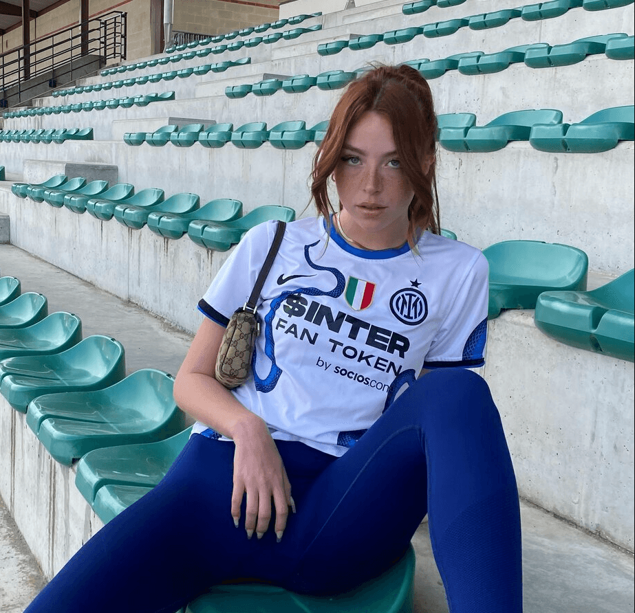 Inter Milan fan girl wet ass spread wide, pounded deep for fanclub loyalty