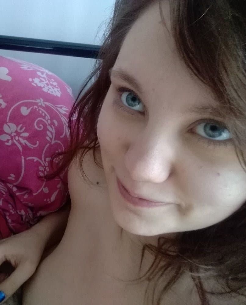 Cute foreigner Karolinka and her bangin natural curves! ?