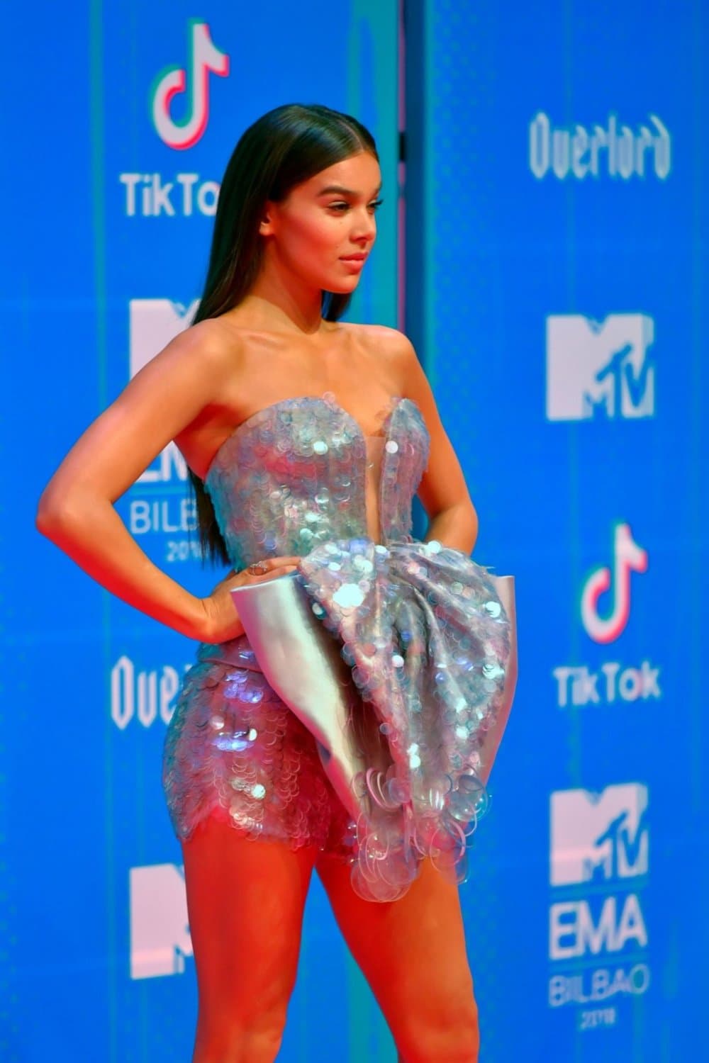 Hailee Steinfeld and her legs make me so weak! Please Goddess make me hump and cum on them