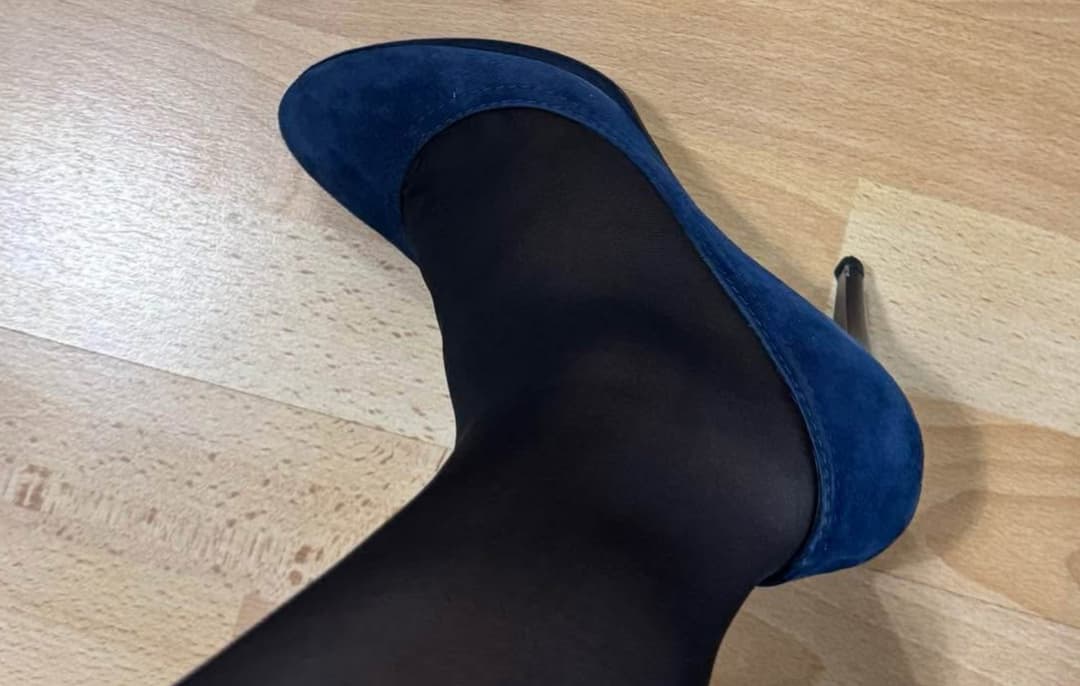Black Nylon in sexy High Heels ??