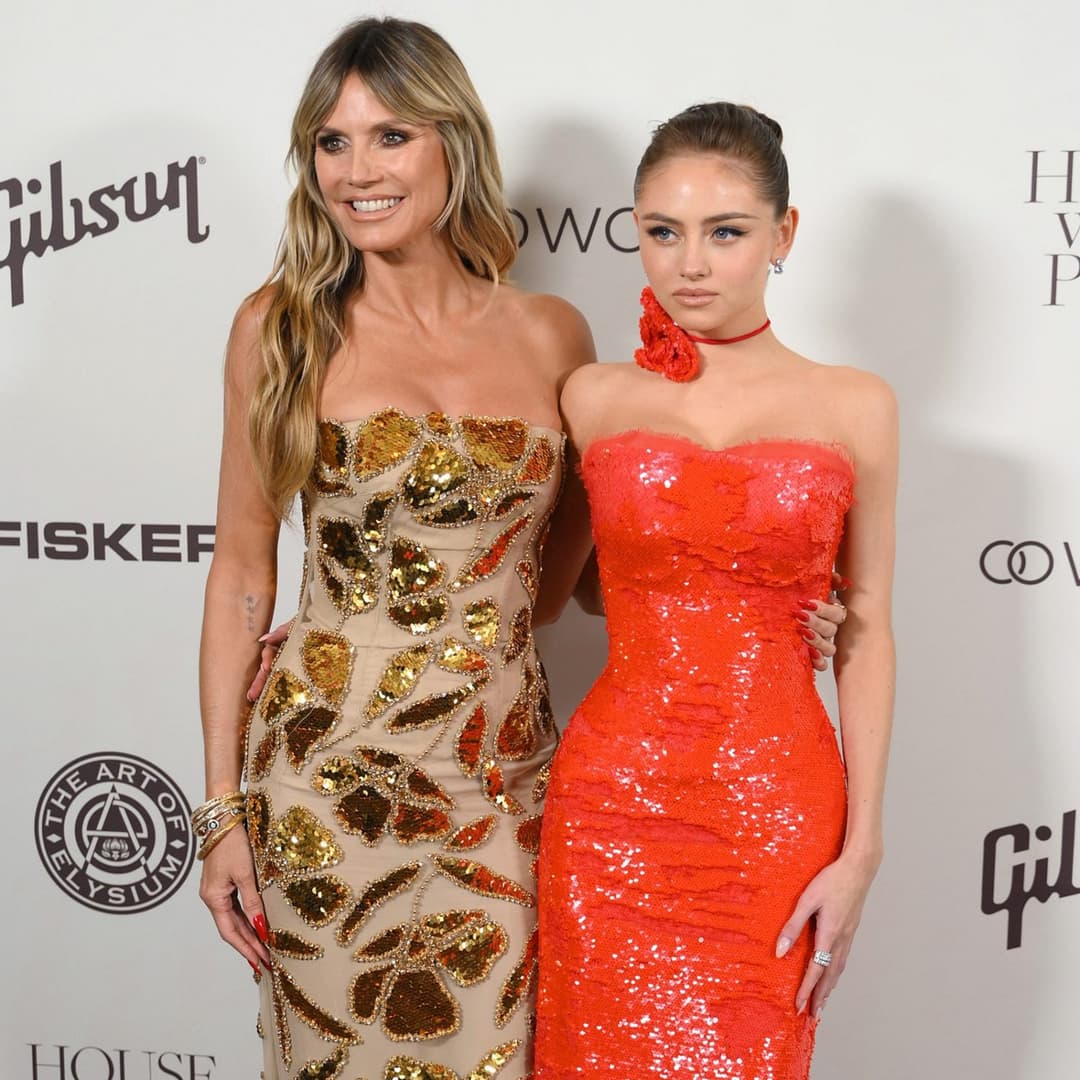 Click to view full size Leni & Heidi Hot Kissing AI ???