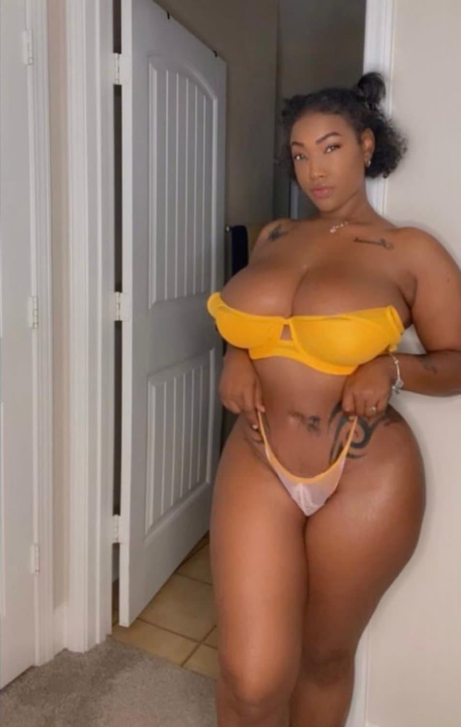 The Black Beauty morena gostosa cheia de tesão se mostrando na live do cabaré