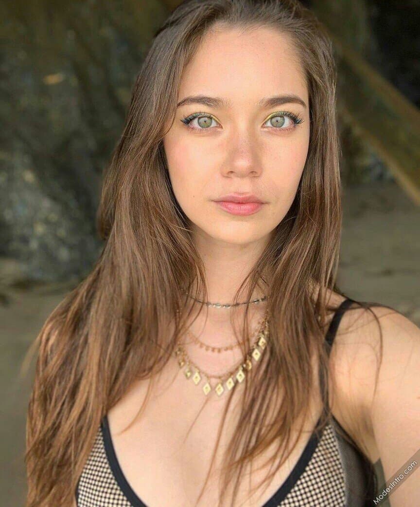 Mixed German-Korean model MELODI FLACK deserves your baby oil covering her pretty face