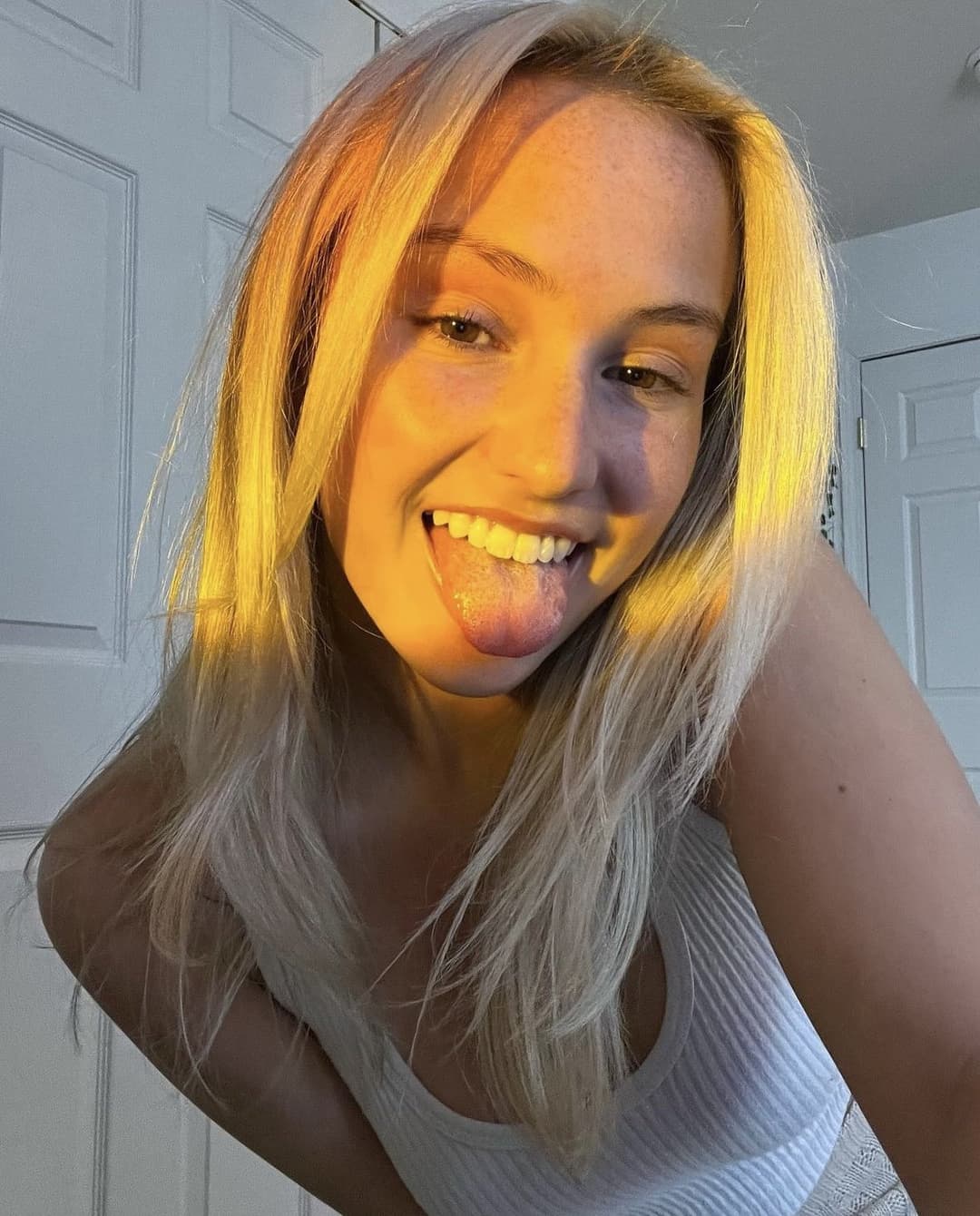 Beauty Queen likes a finger in her butt during sex ?????