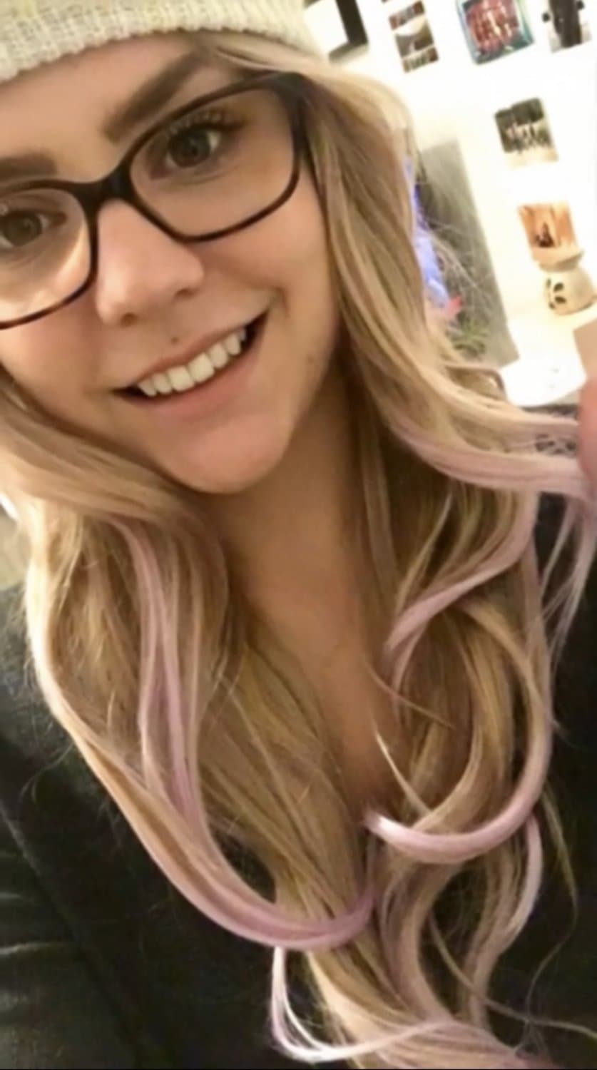 ? Loirinha chupando gostoso o pau preto