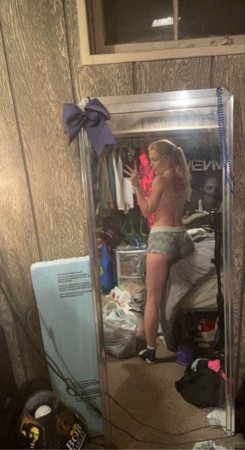 Fit kik gf has an alt-rock side, and loves to show off