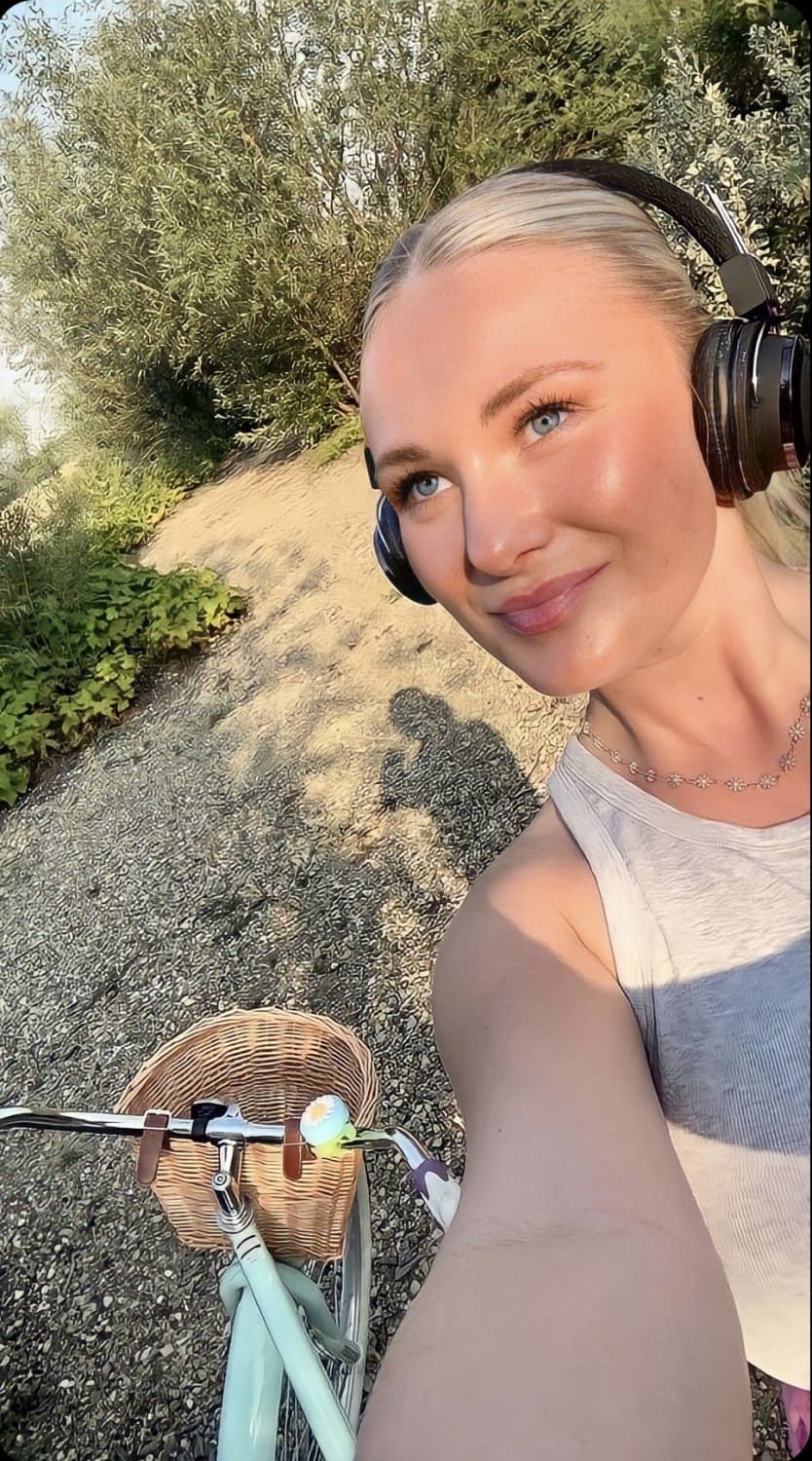 Edmonton - Mercedes, mini-thick, with heavy chest, and nice bubble butt.