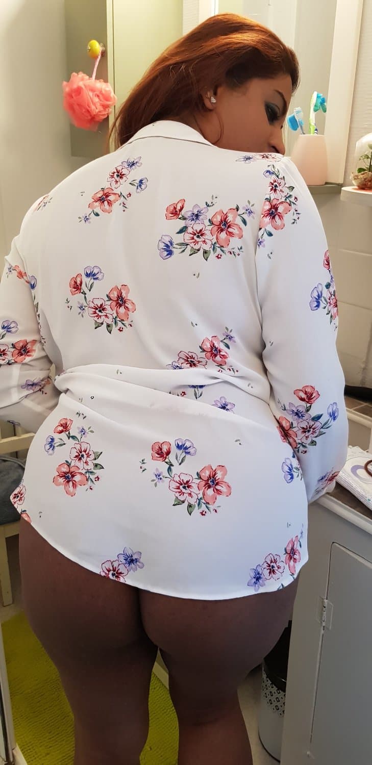 Click to view full size My hotwife in thé bathroom