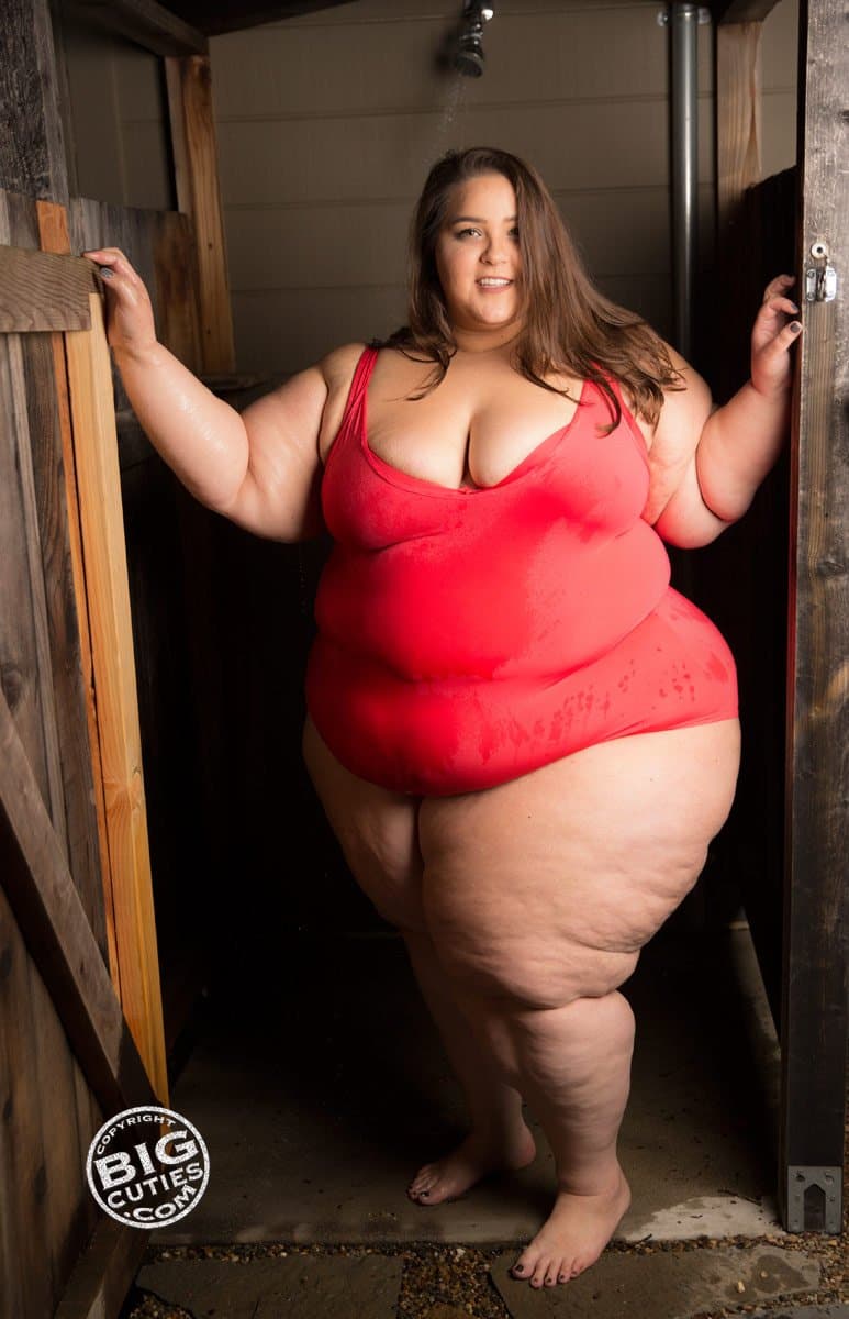 Click to view full size FAT GIRL SEXY JUICY RED APPLE
