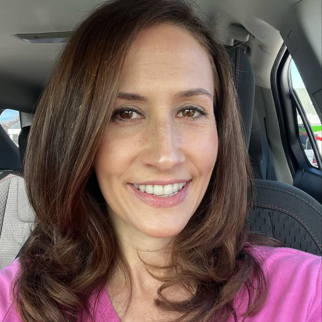 Art enthusiast Amanda makes some visual “art” by getting naked & fingering herself on the bus