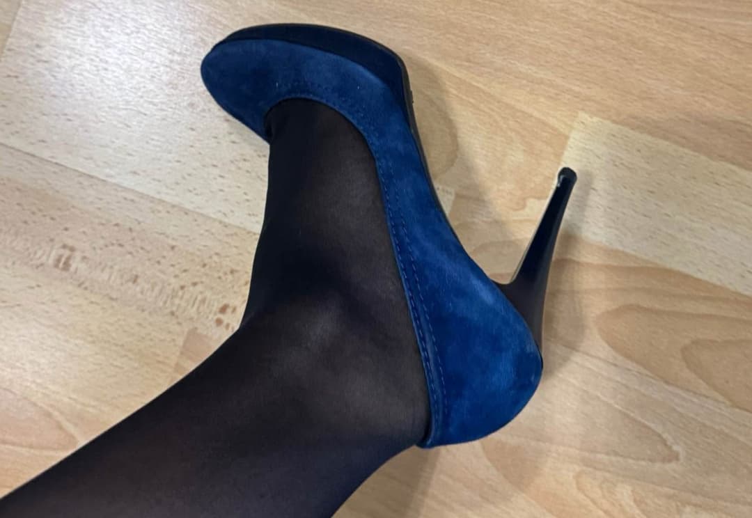 Black Nylon in sexy High Heels ??