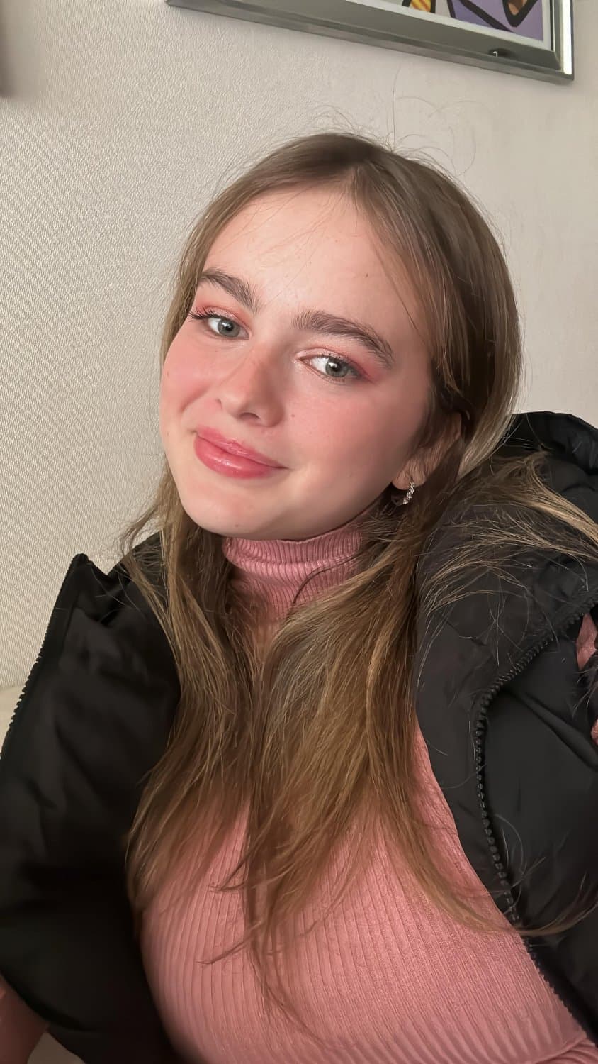 La puta tetona de Giulia, esta recien desbloqueada con 18?lista para recibir una cogida brutal