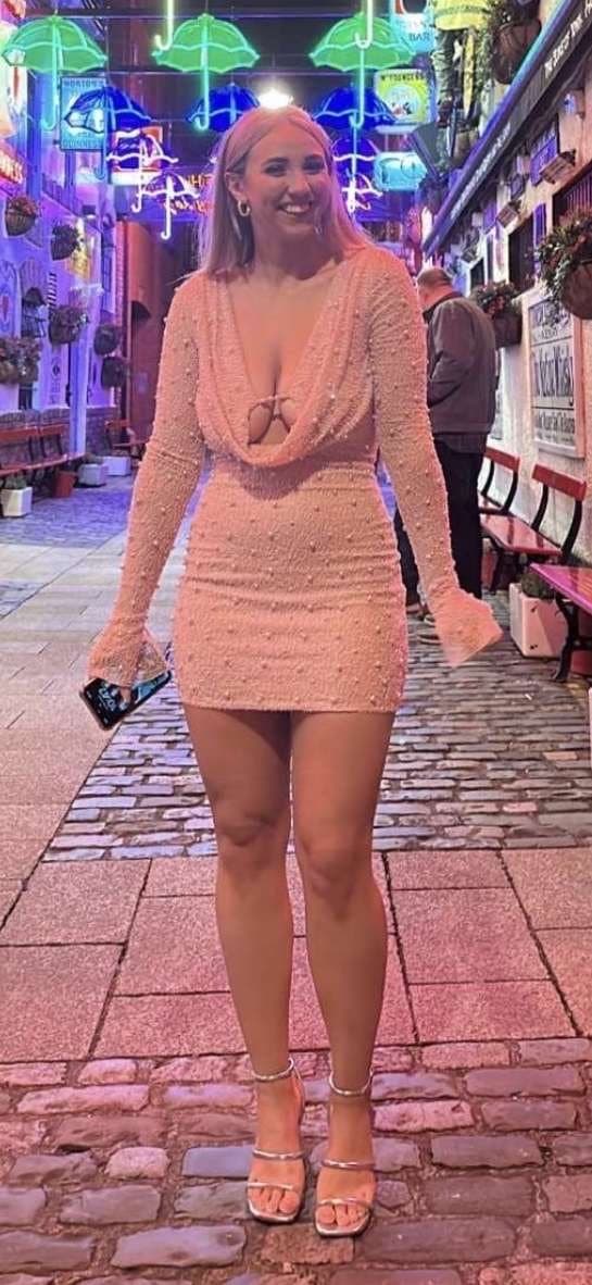 Busty Clio read tags