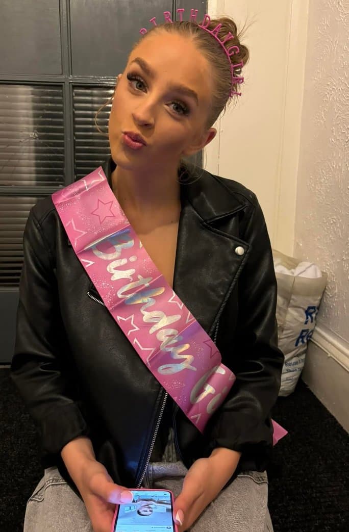 First person to recognize or know name of any of these 2 gets a gangbang vid of the one you know pm