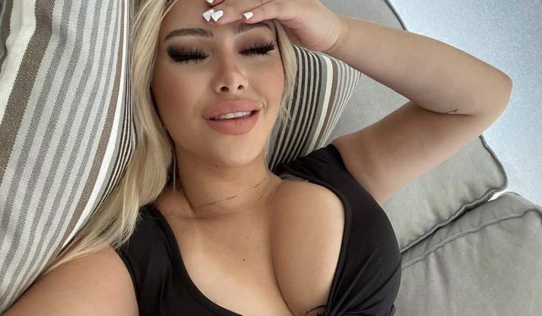 Click to view full size Alva Angelina nude