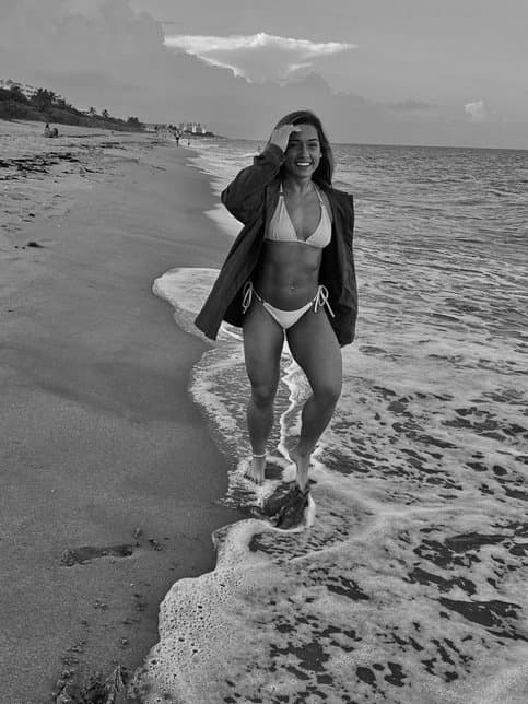 Gorgeous gorgeous girls lift heavy heavy weights