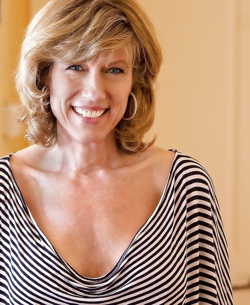 Gorgeous GILF Mary shows off her banging body