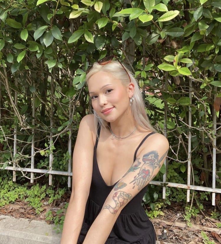 Send your IRL’s to @holyweek1 smash or pass story