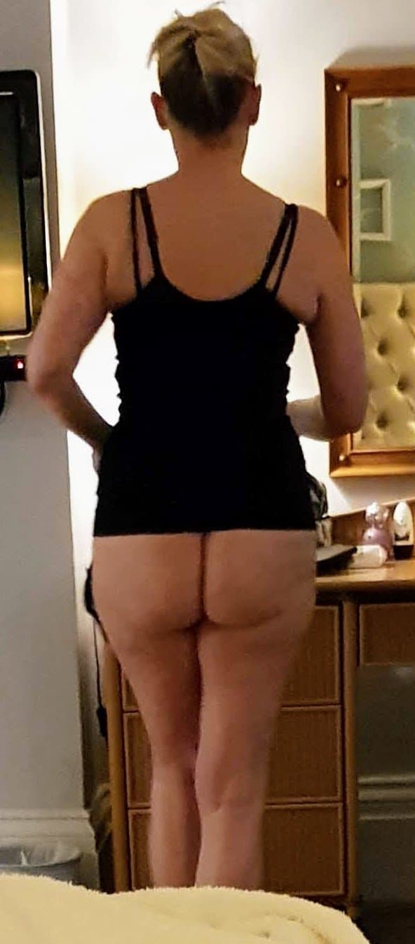 Mature UK Drunk Slut Hotel Room Candids