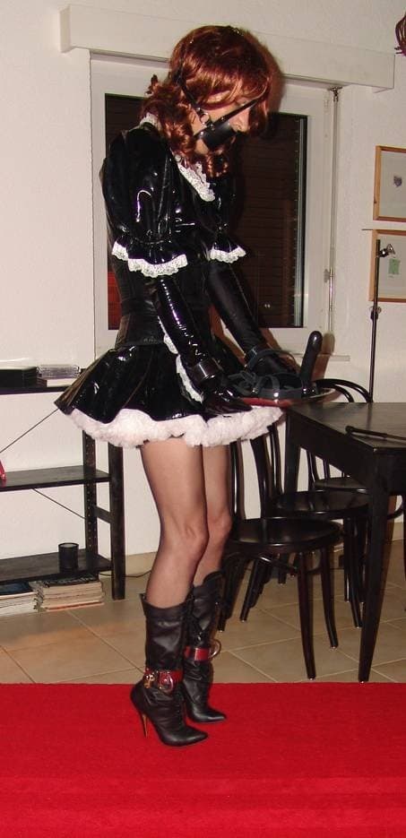 Slavinia Crossdresser Latex Maid Slideshow