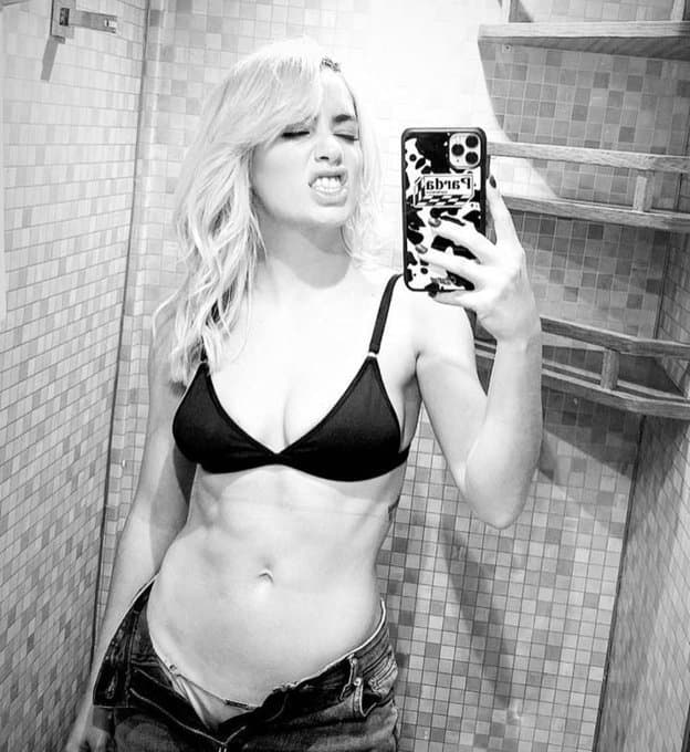 El ombligo y el abdomen de Lali Esposito