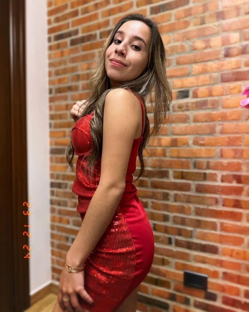 salinas_monserrat con falda de cuero