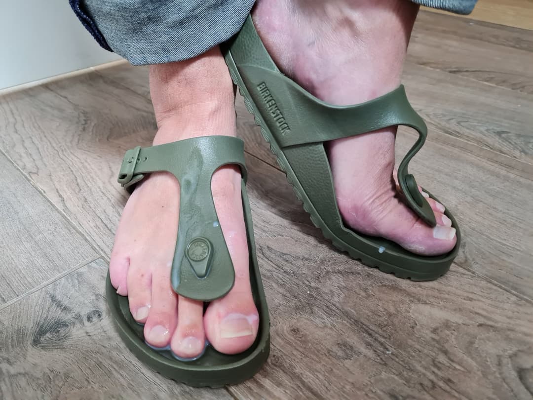 Please cum on my feet in Gizeh sandals. Make me a foot slut.